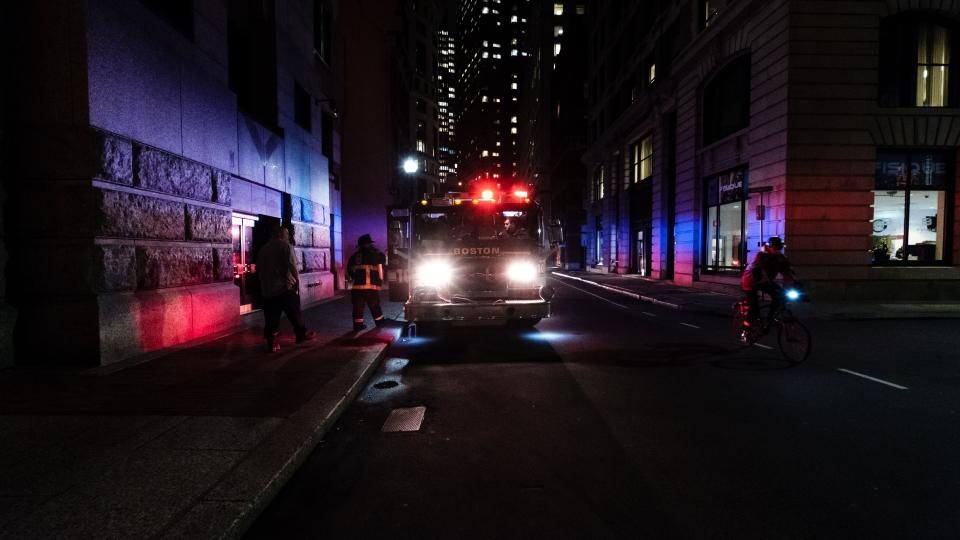 Ambulancia con luces encendidas atendiendo una urgencia médica nocturna