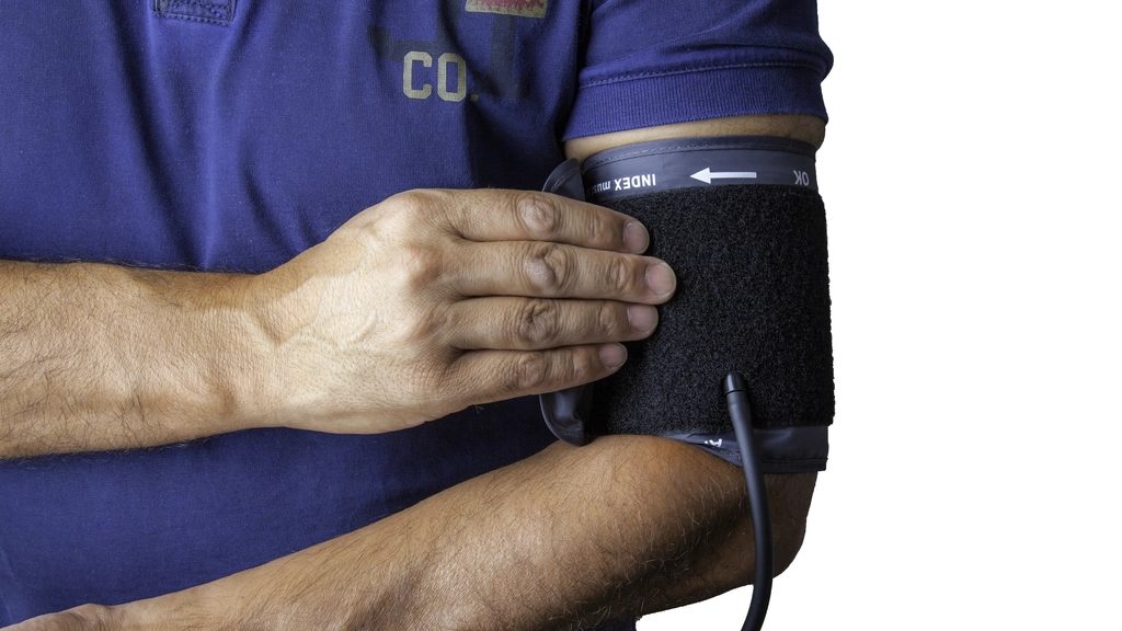 Toma de presión arterial a un paciente durante un chequeo médico de rutina