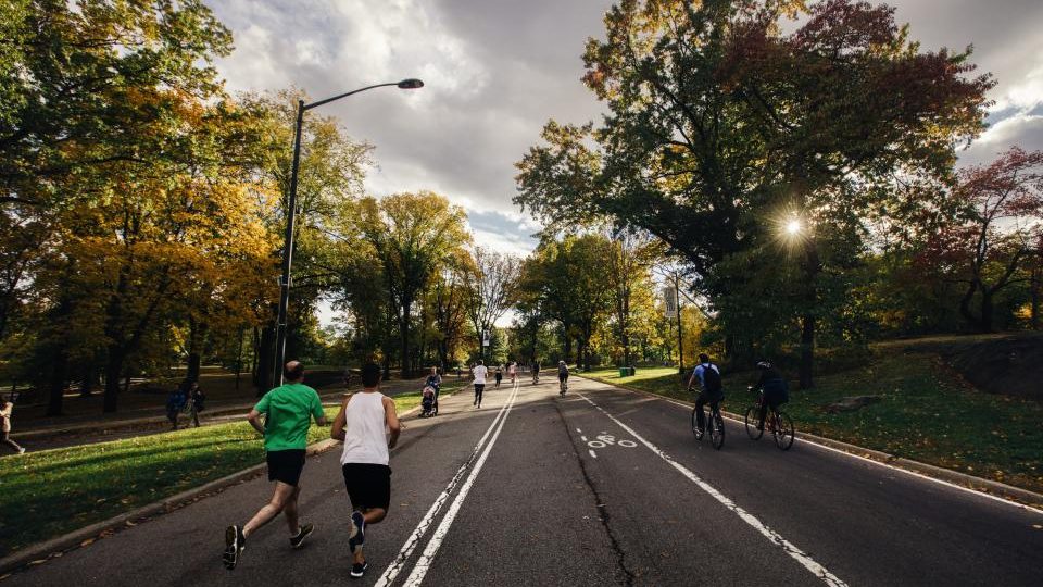 Personas trotando al aire libre como hábito de prevención cardiovascular